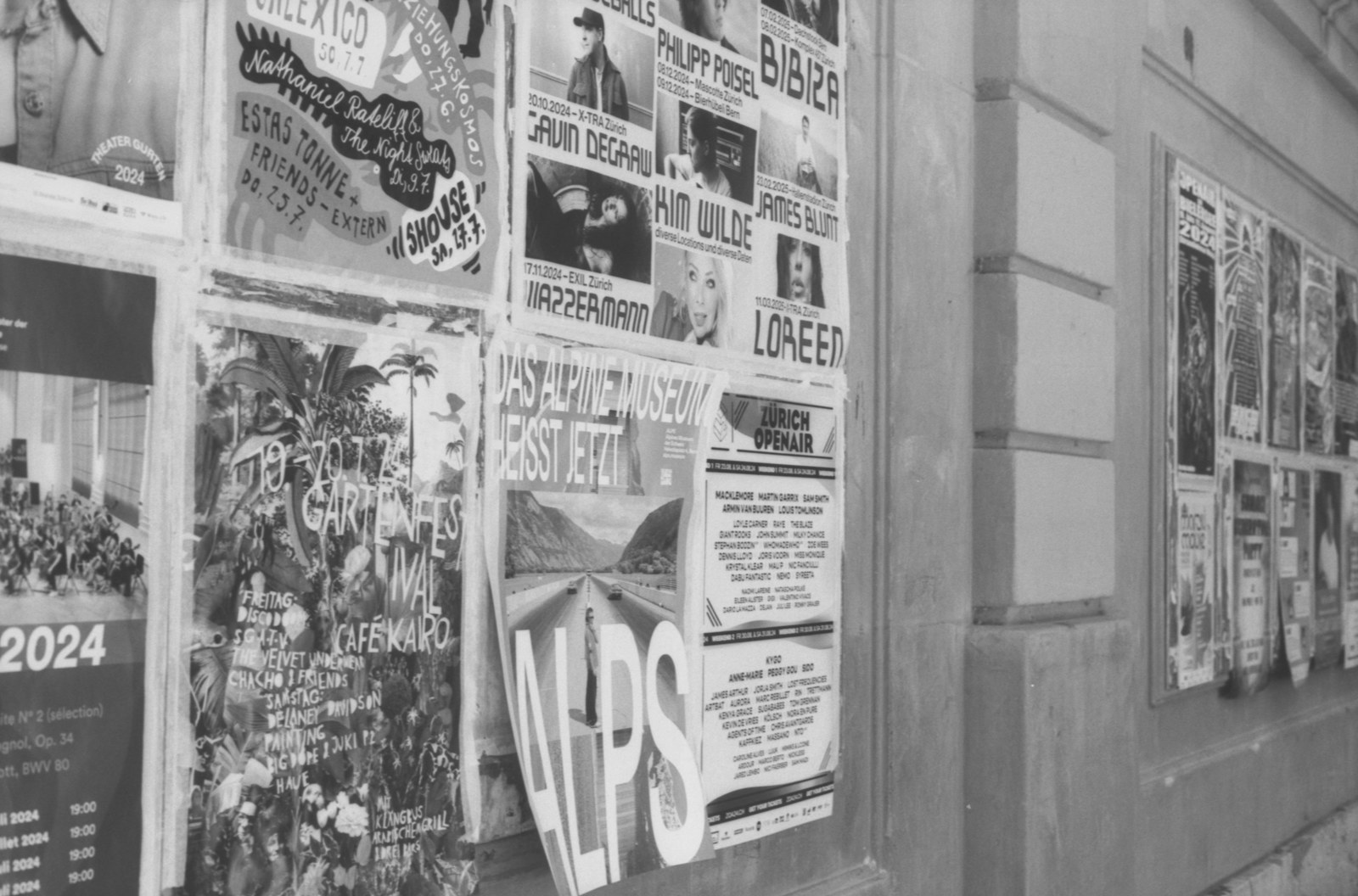 Composición editorial de afiches y piezas gráficas